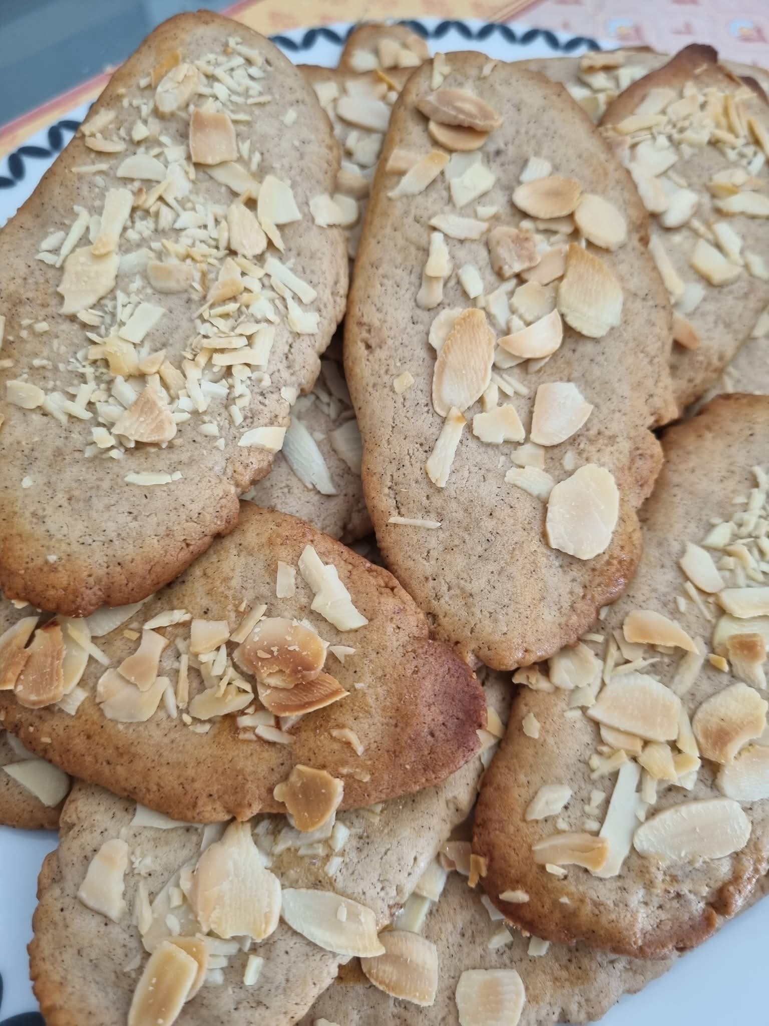 Bolachas de amêndoa num prato