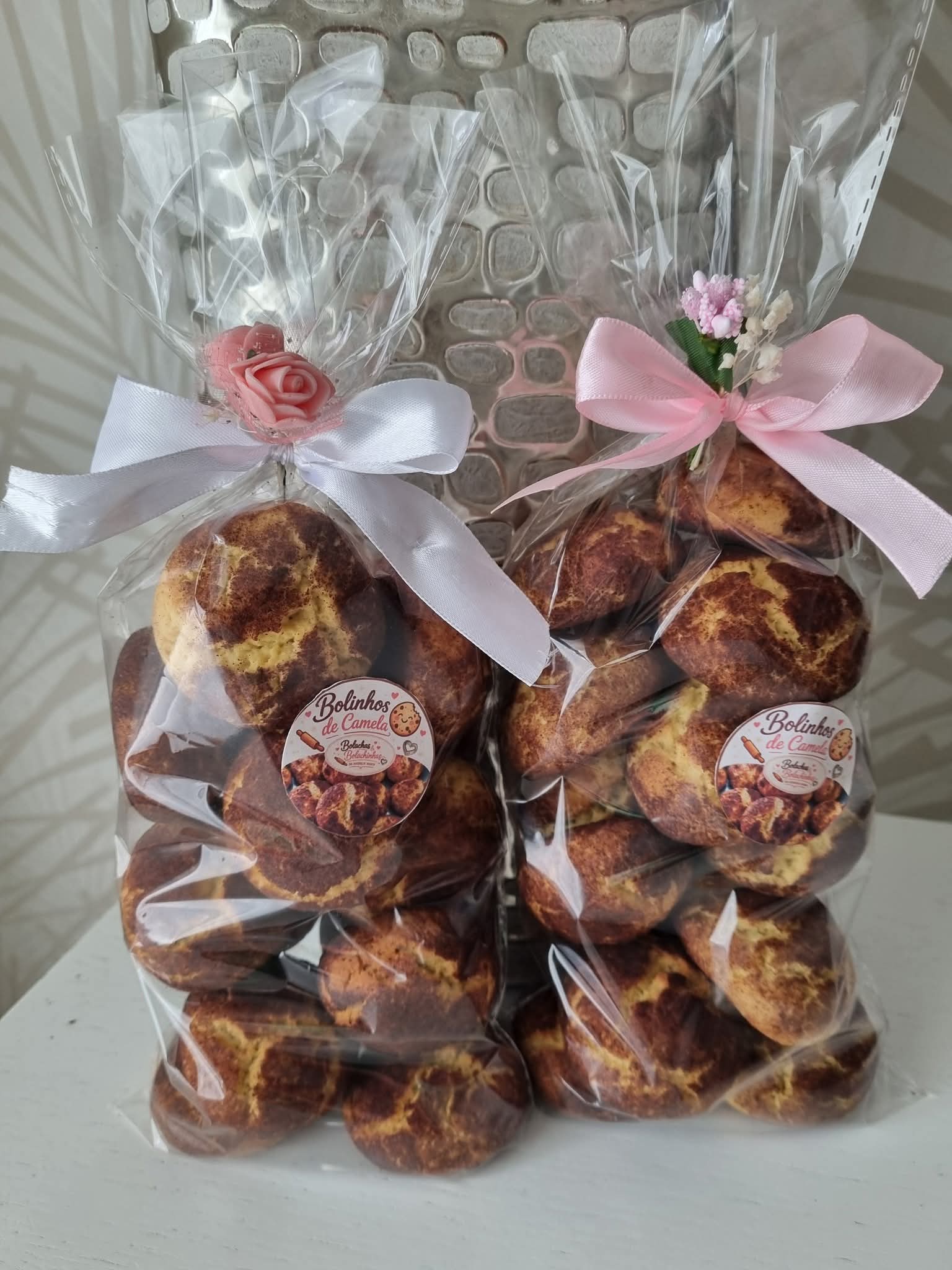 Sacos de bolinhos de canela embalados para oferta